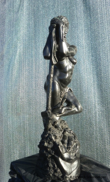  " Mother and child "  63cm Tall    *  bronze - 2007   (unicum)